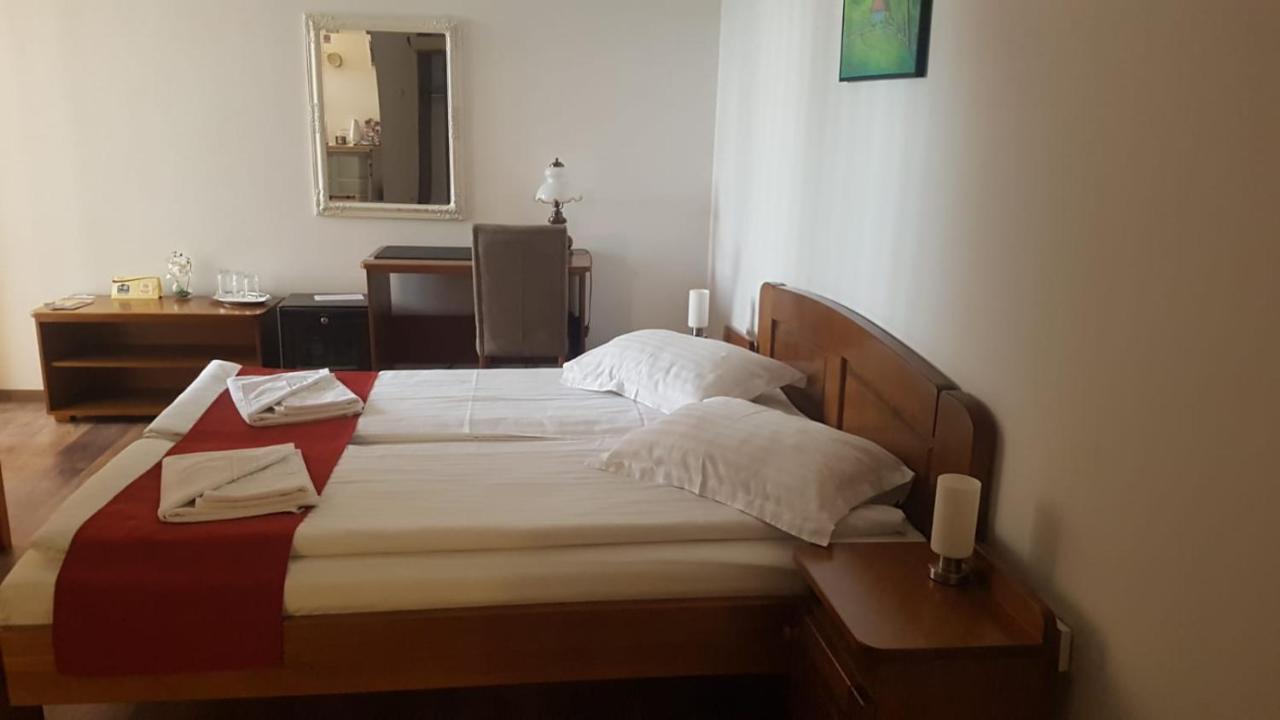 Casa Irinella Bed & Breakfast Satu Mare Ngoại thất bức ảnh